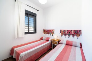 4 bedrooms, free WiFi, bed sheets - Modern house with pool, terrace, garden, and Wi-Fi (Conil de la Frontera)