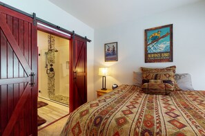 2 bedrooms, iron/ironing board, free internet, bed sheets