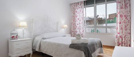 2 dormitorios, tabla de planchar con plancha, ropa de cama