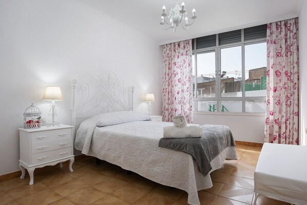 2 bedrooms, iron/ironing board, bed sheets