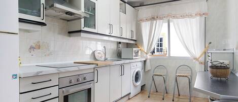 Kjøleskap, mikrobølgeovn, ovn og kokeplater