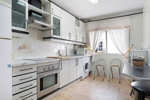 Een koelkast, een magnetron, een oven, een kookplaat