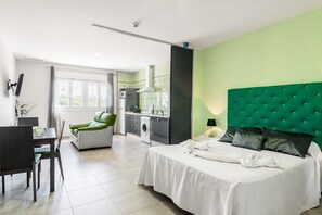 1 slaapkamer, een strijkplank/strijkijzer, gratis wifi, beddengoed