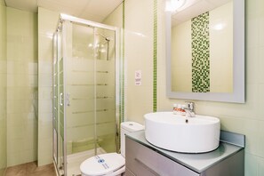 Een douche, een haardroger, handdoeken