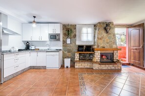 Frigorífico, microondas, placa de cocina y lavavajillas