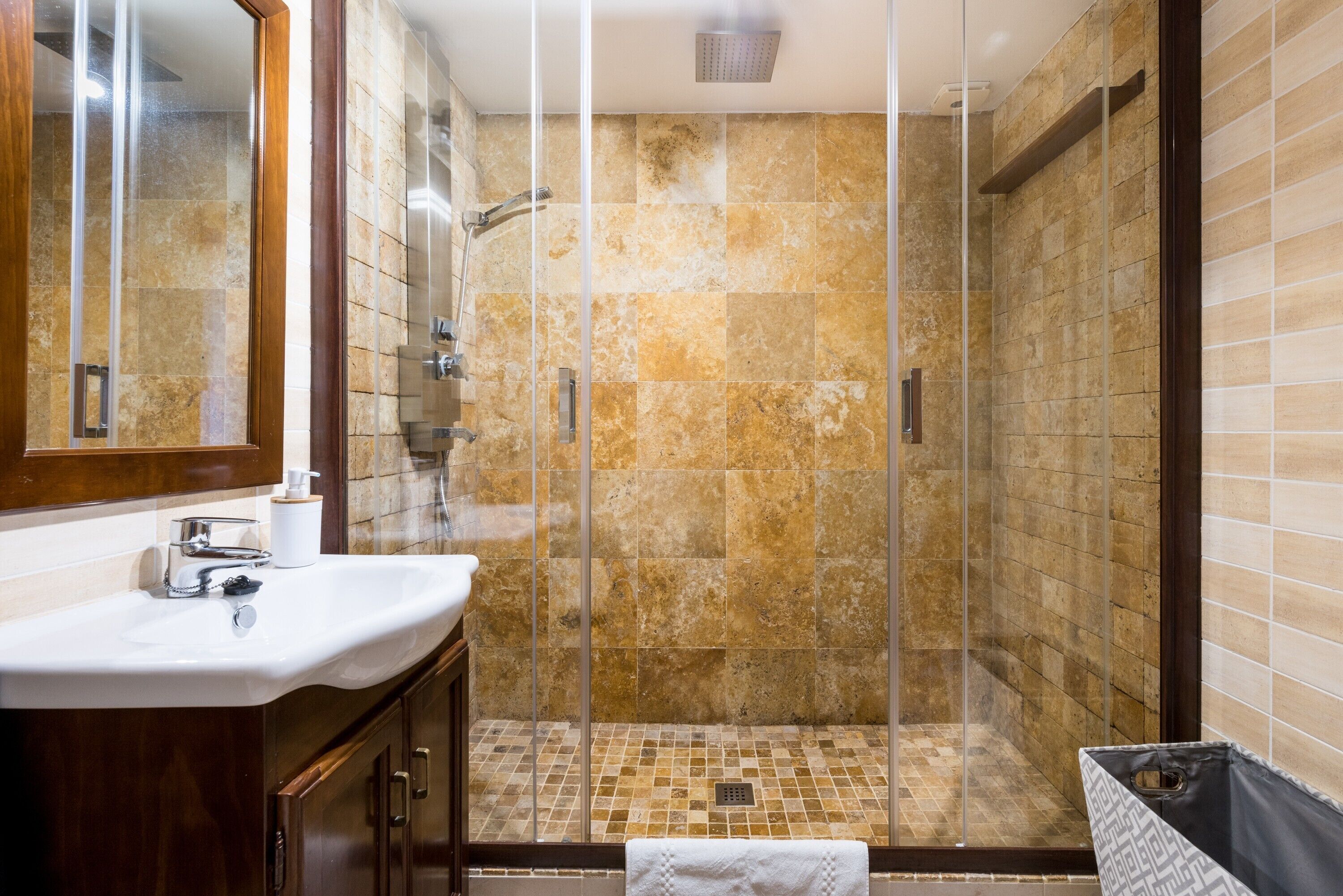 Een douche, een haardroger, handdoeken