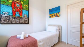 6 slaapkamers, een strijkplank/strijkijzer, gratis wifi, beddengoed