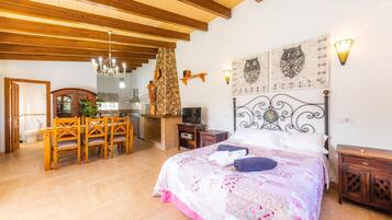 5 bedrooms, iron/ironing board, free WiFi, bed sheets