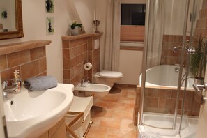 Comfort Studio Suite | Bathroom | Separate tub and shower, hair dryer, bidet, towels - FeWo Goslar (Goslar)