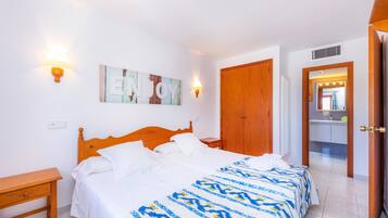 1 habitación, tabla de planchar con plancha, wifi gratis y ropa de cama