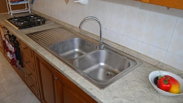 Frigorifero, forno, piano cottura, macchina per tè/caffè