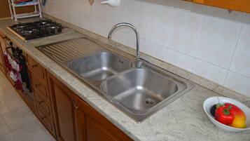 Fridge, oven, stovetop, coffee/tea maker