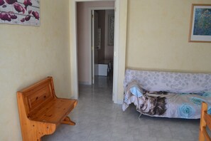2 bedrooms - Central holiday home with terrace and garden; parking available (San Foca)