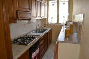Fridge, oven, stovetop, coffee/tea maker - Central holiday home with terrace and garden; parking available (San Foca)