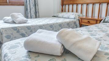 2 slaapkamers, een strijkplank/strijkijzer, gratis wifi, beddengoed