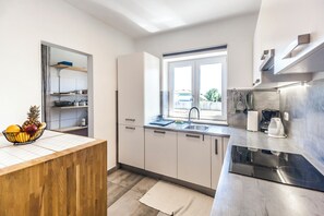 Réfrigérateur, micro-ondes, four, plaque de cuisson