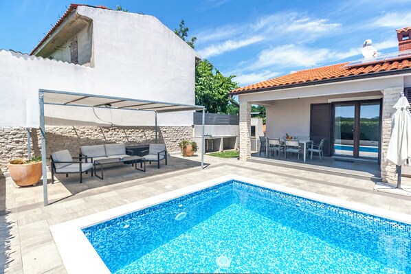 Una piscina al aire libre