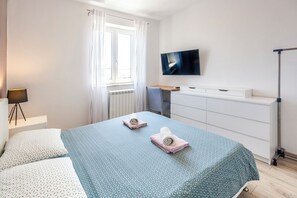 3 Schlafzimmer, Schreibtisch, Bügeleisen/Bügelbrett, Reisekinderbett