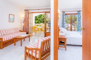 2 bedrooms, iron/ironing board, free WiFi, bed sheets - Apartment Close to the Beach with Pool Access, Private Terrace, Air Conditioning and Wi-Fi (Canyamel)