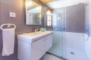 Shower, hair dryer, towels - Apartment Close to the Beach with Pool Access, Private Terrace, Air Conditioning and Wi-Fi (Canyamel)