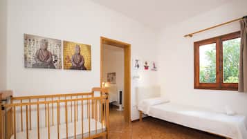 5 bedrooms, iron/ironing board, free WiFi, bed sheets