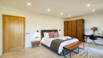 4 bedrooms, Egyptian cotton sheets, iron/ironing board, WiFi