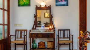 A room with a wooden desk, two chairs, a mirror, and a vase with autumn leaves. - In the country with pool - Villa Can Garba (Felanitx)