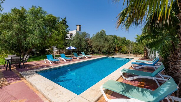A swimming pool with lounge chairs and a patio area. - In the country with pool - Villa Can Garba (Felanitx)