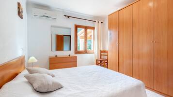 4 bedrooms, iron/ironing board, free WiFi, bed sheets