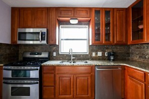 Mikrovågsugn, kaffe- och tebryggare och grytor/köksredskap