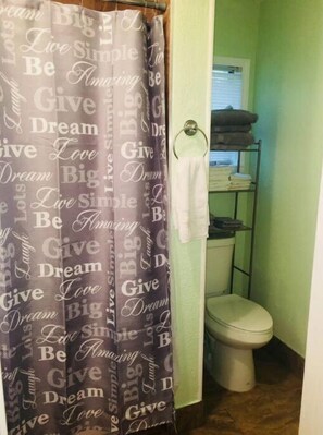 Douche, séchoir à cheveux, serviettes fournies