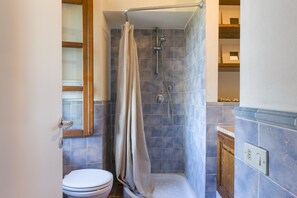 Douche, séchoir à cheveux, serviettes fournies