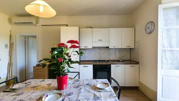 Refrigerador, horno, placa de cocina, cafetera/tetera