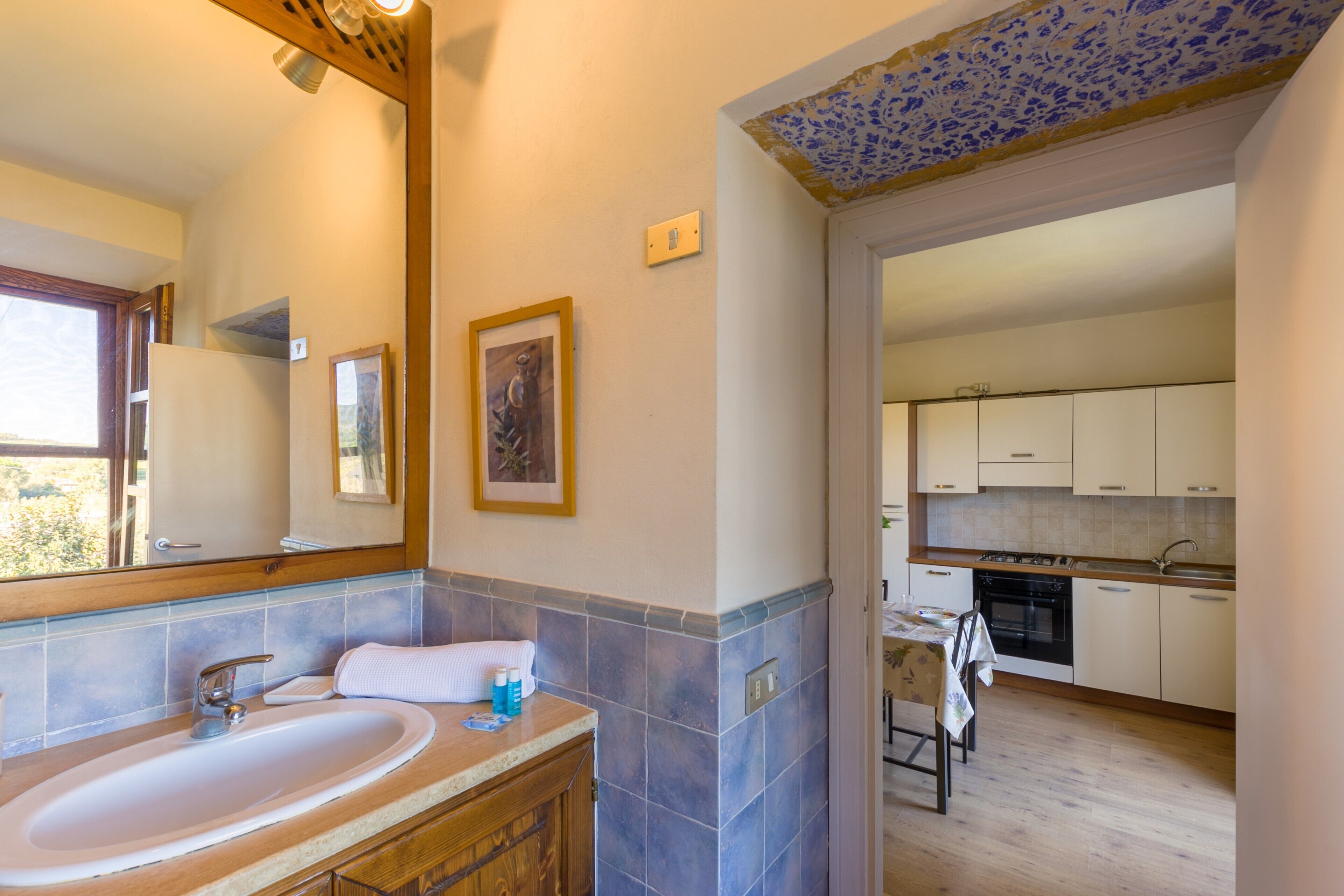 Fridge, oven, stovetop, coffee/tea maker