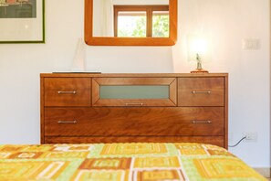2 habitaciones, tabla de planchar con plancha y ropa de cama 