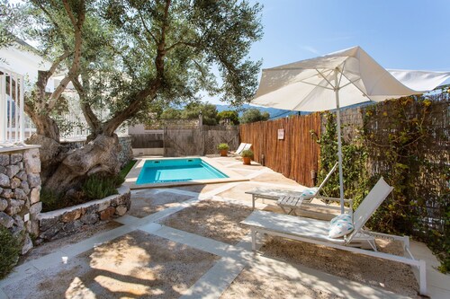 Town house with pool near the beach – Casa Viktoria