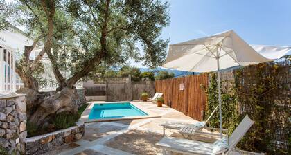 Town house with pool near the beach – Casa Viktoria