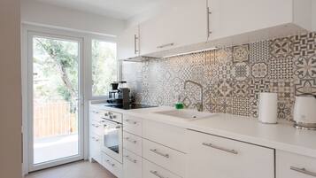 JÀÀkaappi, mikroaaltouuni, uuni, liesi