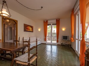 Una televisión, una chimenea