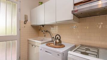 Kühlschrank, Mikrowelle, Ofen, Herdplatte