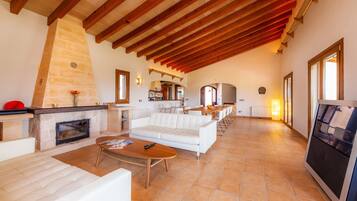 Fernseher, Kamin, Tischtennisplatte