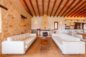 Televisión, chimenea, mesa de ping pong