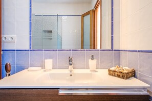 Badewanne, kostenlose Toilettenartikel, Haartrockner, Handtücher