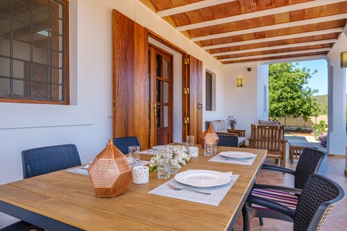 Ibizenkische Finca mit Veranda, Gemüsegarten, Sonnenterrasse und WLAN