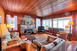 Smart-TV, Kamin, Netflix, Bücher