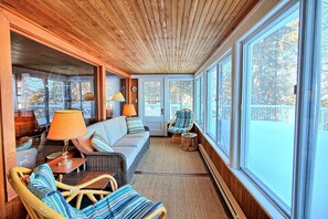 Smart-TV, Kamin, Netflix, Bücher