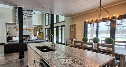 Beautiful open-concept cottage on Moon River! 10 Minute walk to Bala!