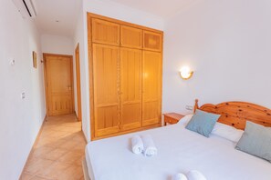 3 slaapkamers, een strijkplank/strijkijzer, gratis wifi, beddengoed