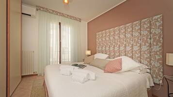 2 bedrooms, iron/ironing board, bed sheets