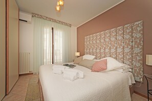 2 bedrooms, iron/ironing board, bed sheets